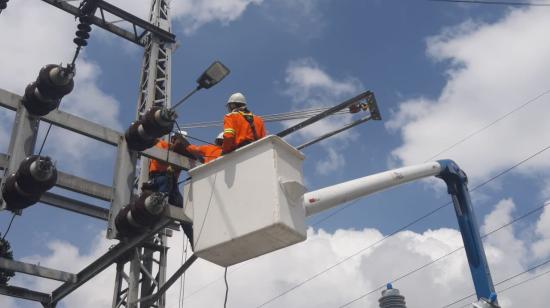 Trabajadores de la Empresa Eléctrica Quito realiza trabajos de mantenimiento en una subestación en el norte de Quito, 3 de noviembre de 2024.