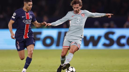 Achraf Hakimi (i), del PSG, y Antoine Griezmann, del Atlético de Madrid, durante el duelo de este miércoles 6 de noviembre, válido por la Champions.