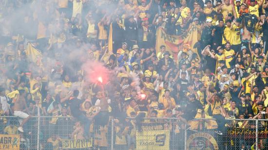 Los hinchas de Barcelona SC durante el partido ante Aucas, en el estadio Gonzalo Pozo Ripalda, el 2 de noviembre de 2024.