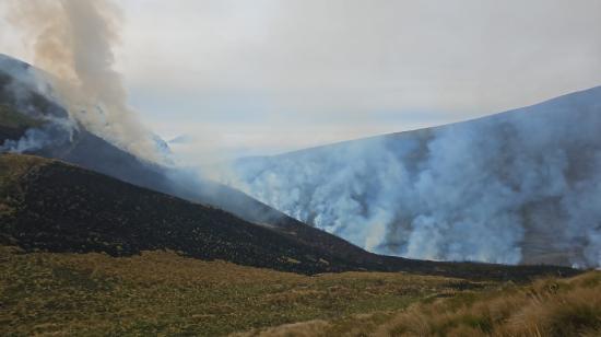 Imagen de columnas de humo en la Reserva Ecológica Ilinizas, el 7 de noviembre de 2024.