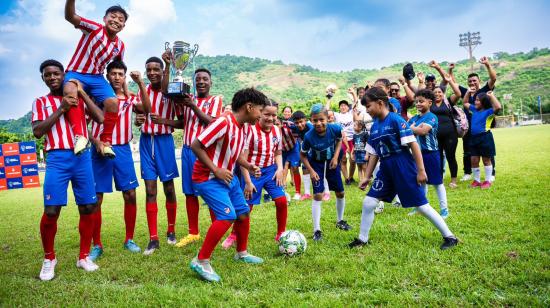 Niños y jóvenes del proyecto entre la Junta de Beneficencia de Guayaquil y el Atlético de Madrid.