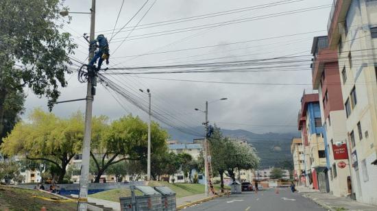 Un trabajador de la Empresa Eléctrica Quito verifica el funcionamiento del alumbrado público, el 4 de noviembre de 2024 en el sector del Parque Inglés, en el norte la ciudad.