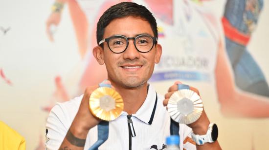 Daniel Pintado, con sus dos medallas olímpicas, en Guayaquil, el 12 de agosto de 2024.