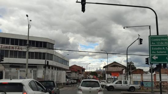 Semáforos apagados por los cortes de luz en la avenida Loja y Remigio Crespo, en Cuenca.