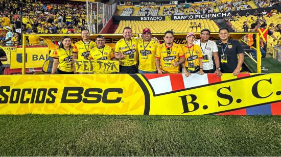 Socios de Barcelona SC en la banca del estadio Banco Pichincha previo al partido ante Técnico Universitario por LigaPro, el 25 de mayo de 2024.