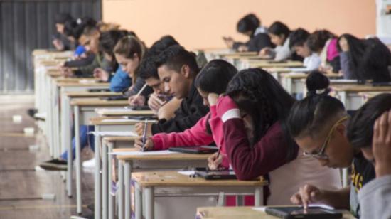 Imagen referencial de estudiantes universitarios en Ecuador.