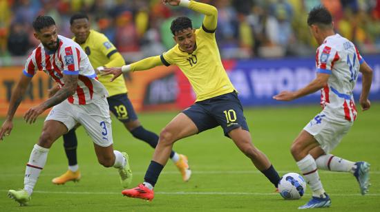 El mediocampista ecuatoriano Kendry Paez (C) pelea por el balón con el defensa paraguayo Omar Alderete ( L) y el mediocampista Andrés Cubas durante el partido de fútbol de las Eliminatorias Sudamericanas para la Copa Mundial de la FIFA 2026 entre Ecuador y Paraguay.