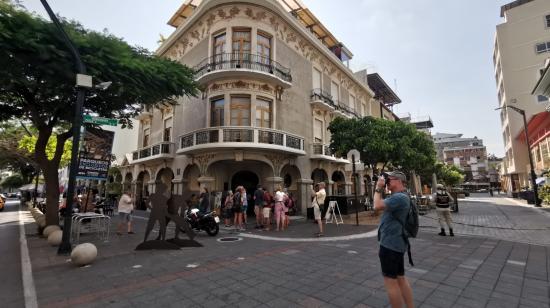 Un turista extranjero fotografía un mural del Guayaquil colonial frente a la casa Guzmán Aspiazu, vivienda patrimonial que hoy alberga al Museo Nacional del Cacao, en la calle Panamá, en el centro de Guayaquil.