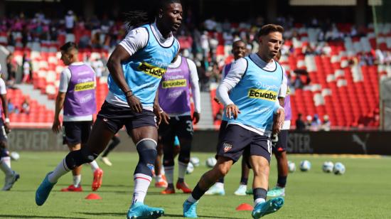 Ricardo Adé y Ezequiel Piovi, durante un calentamiento con Liga de Quito, el 26 de octubre de 2024.