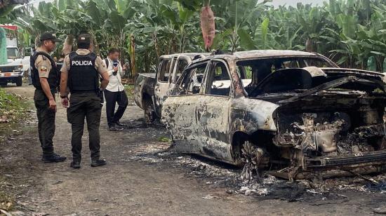 Carros quemados en Machala fueron hallados el 9 de noviembre de 2024.