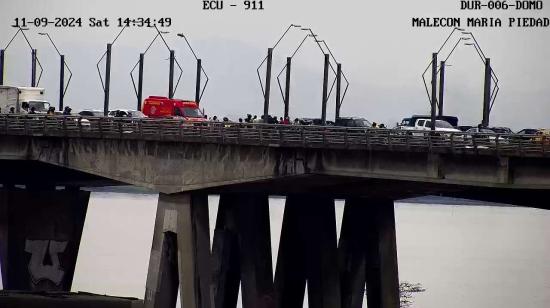 Imagen de la atención de equipos de emergencia, tras el accidente en el puente de la Unidad Nacional.