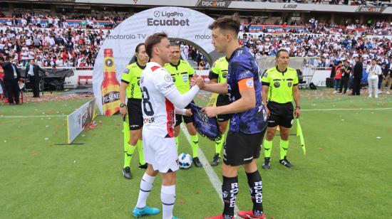 Ezequiel Piovi y Richard Schunke, previo al partido de Liga de Quito vs. Independiente del Valle por la LigaPro, el 9 de noviembre de 2024.