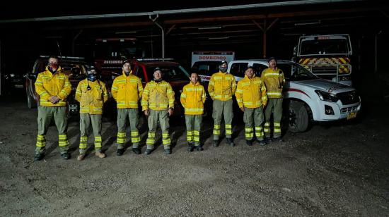 Bomberos de Cuenca combaten incendio en el sector Chaucha, el 10 de noviembre de 2024.