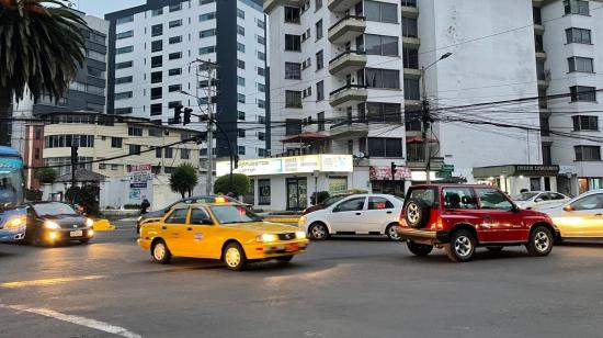 Carros que intentan movilizarse en vías sin semáforos, el 9 de noviembre de 2024, en Quito.