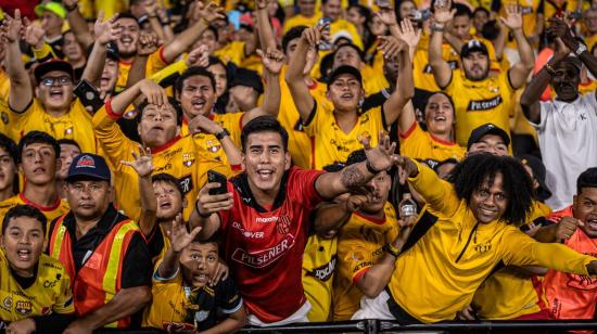 Hinchas de Barcelona SC, durante un partido en el estadio Banco Pichincha.