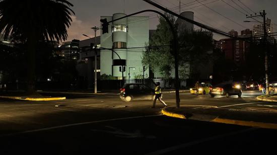 Una intersección de Quito durante los cortes de luz masivos de octubre de 2024.