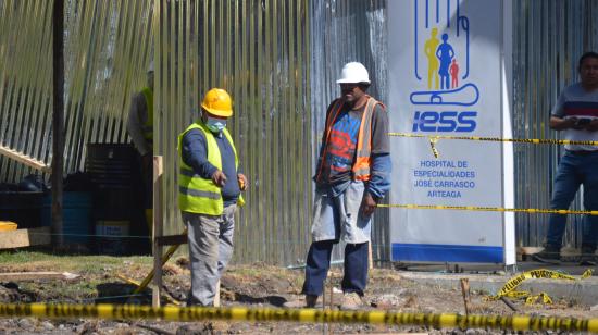 Imagen referencial del inicio de la construcción en un hospital del IESS, en 2023.