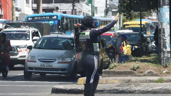 Agente de Tránsito en el sector de los Shyris y Río Coca, ayudan a descongestionar el tránsito durante los cortes de energía.