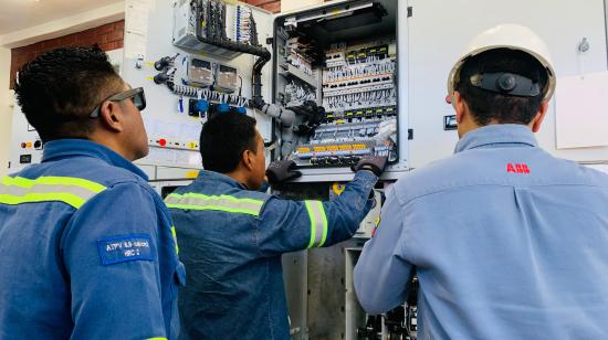 Imagen referencial de trabajadores de la Empresa Eléctrica Quito (EEQ), en octubre de 2024.