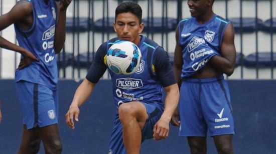 Ángel Mena durante el entrenamiento de la selección ecuatoriana de fútbol, el lunes 11 de noviembre de 2024, en el estadio George Capwell.