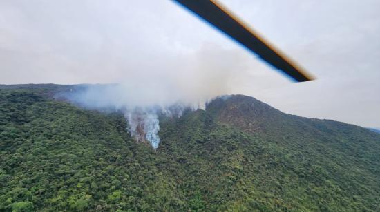 Fotografía aérea capturada el 10 de noviembre de 2024 desde un helicóptero en el que se ve un incendio forestal en Chaucha, cantón de Cuenca, en la provincia de Azuay.