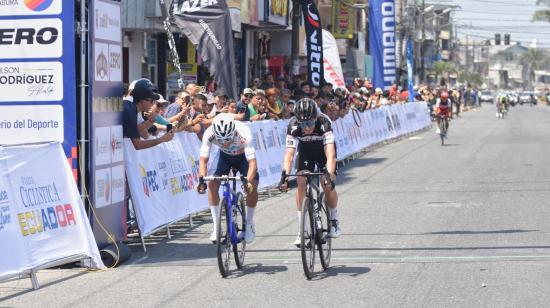 Óscar Sevilla (de negro) se impone a Bryan Obando, en la Etapa 1 de la Vuelta al Ecuador, en La Concordia, el 11 de noviembre de 2024.