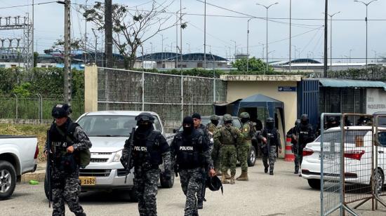 Policías y militares en los exteriores del Complejo Penitenciario de Guayaquil