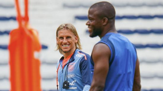 Sebastián Beccacece y Enner Valencia, durante un entrenamiento de la selección de Ecuador, el 11 de noviembre de 2024.