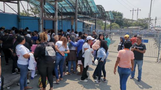 Familiares esperan información de las víctimas de la masacre en la Penitenciaría del Litoral