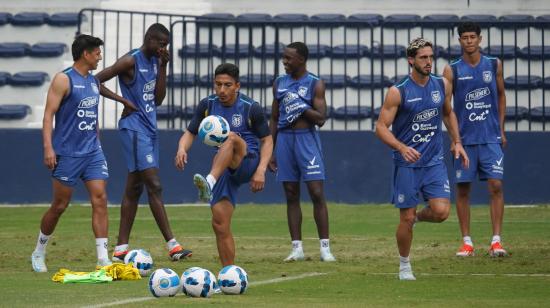 Jugadores de Ecuador, durante un entrenamiento en Guayaquil previo al partido con Bolivia, el 11 de noviembre de 2024.