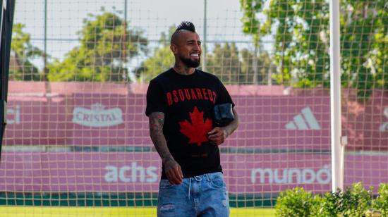 Arturo Vidal llega a la concentración de la selección chilena en Santiago, el 11 de noviembre de 2024.