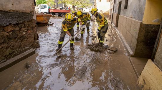 Fotografía de archivo de personal de emergencia en labores de limpieza para despejar el lodo de las calles de una ciudad de la provincia de Teruel, en la comunidad de Aragón, España, el 30 de octubre de 2024.