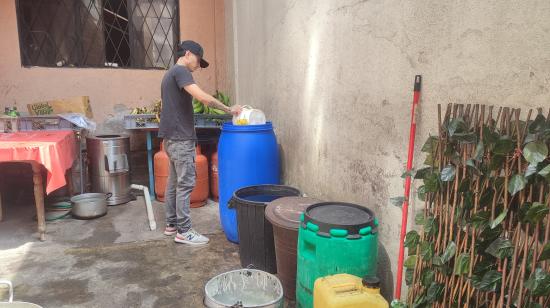 Un hombre recoge agua en el barrio Edén del Valle, en Quito, el 13 de noviembre de 2024