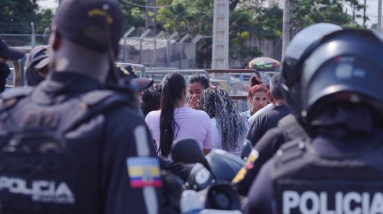 Familiares de presos de la Penitenciaría del Litoral esperan información sobre la masacre del 12 de noviembre de 2024.