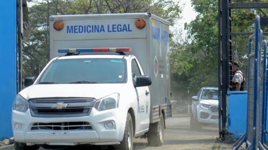 Un furgón de Medicina Legal retira cuerpos de privados de la libertad asesinados durante la masacre en el pabellón 3 de la Penitenciaría del Litoral, al norte de Guayaquil, el martes 12 de noviembre de 2024.