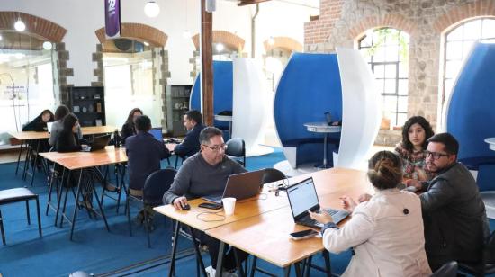 Personas en unos de los coworking del Municipio de Quito, el 13 de noviembre de 2024.