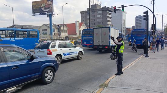 Un agente metropolitano de tránsito realiza controles en la avenida Simón Bolívar y Panamericana norte, este 13 de noviembre de 2024.