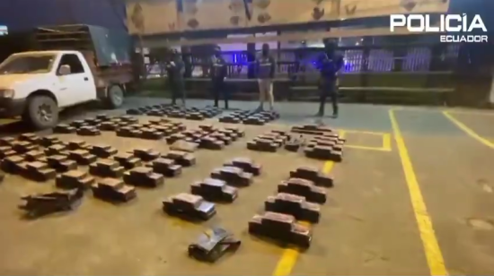 Más de 400 bloques de cocaína vigilados por la Policía Nacional luego de ser incautados tras ser hallados en una camioneta en Santo Domingo, el 14 de noviembre de 2024.