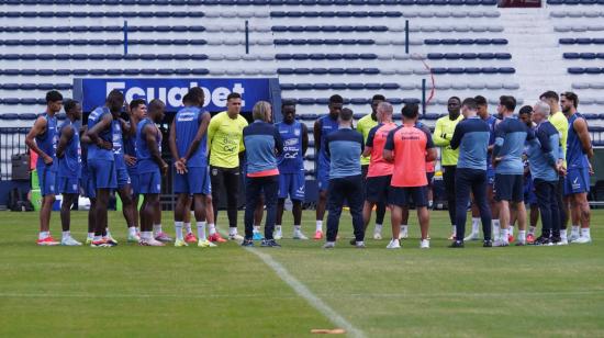 Los jugadores de la selección de Ecuador luego del entrenamiento del lunes 11 de noviembre de 2024, en el estadio George Capwell, en Guayaquil.