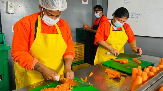 Imagen de la preparación de alimentos en la Cárcel de Cotopaxi, a cargo de la empresa Conalec.