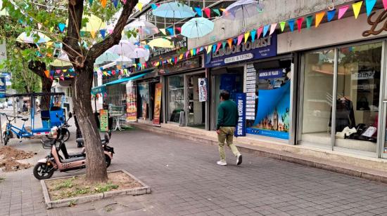 Ciudadano camina por la avenida Amazonas, zona comercial de Quito que sufre largos apagones.