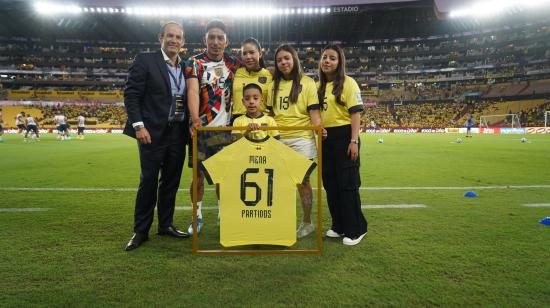 La Federación Ecuatoriana de Fútbol (FEF) rindió homenaje a Ángel Mena, antes del partido entre Ecuador y Bolivia, el 14 de noviembre de 2024.