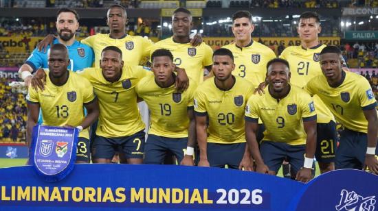 El equipo titular de Ecuador posa antes del partido con Bolivia, el 14 de noviembre de 2024, en Guayaquil.