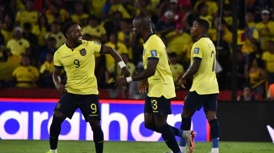 Enner Valencia (c), delantero de la selección ecuatoriana, festeja un gol ante Bolivia, este jueves 14 de noviembre de 2024.