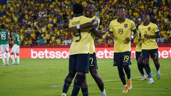 Los jugadores de Ecuador festejan un gol ante Bolivia por las Eliminatorias sudamericanas, en Guayaquil, el 14 de noviembre de 2024.