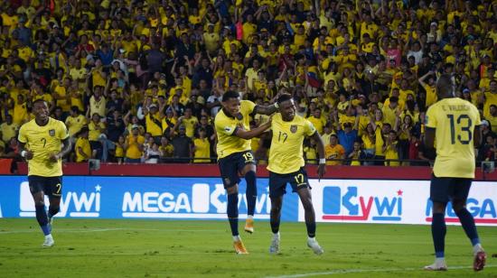 Los jugadores ecuatorianos festejan un gol ante Bolivia por las Eliminatorias, en Guayaquil, el 14 de noviembre de 2024.