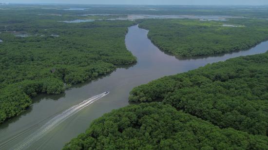 Una imagen de dron capta a una patrulla del Comando de Guardacostas de la Armada Nacional, durante un recorrido por el canal de acceso a los puertos del sur de Guayaquil.