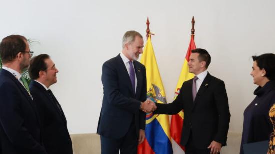 El rey de España, Felipe VI, y el presidente Daniel Noboa se saludan el 15 de noviembre de 2024, en Cuenca, Ecuador.