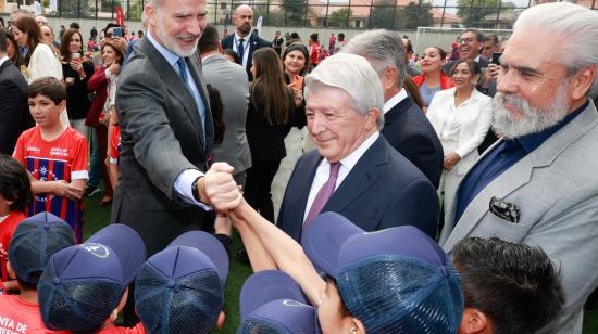 Enrique Cerezo (c), presidente del Atlético de Madrid, durante una visita en Cuenca, el jueves 14 de noviembre de 2024.