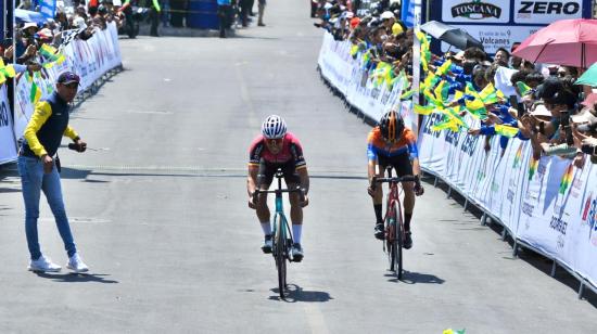 Robinson Chalapud (de rosado) gana la Etapa 5 de la Vuelta al Ecuador, el 15 de noviembre de 2024.